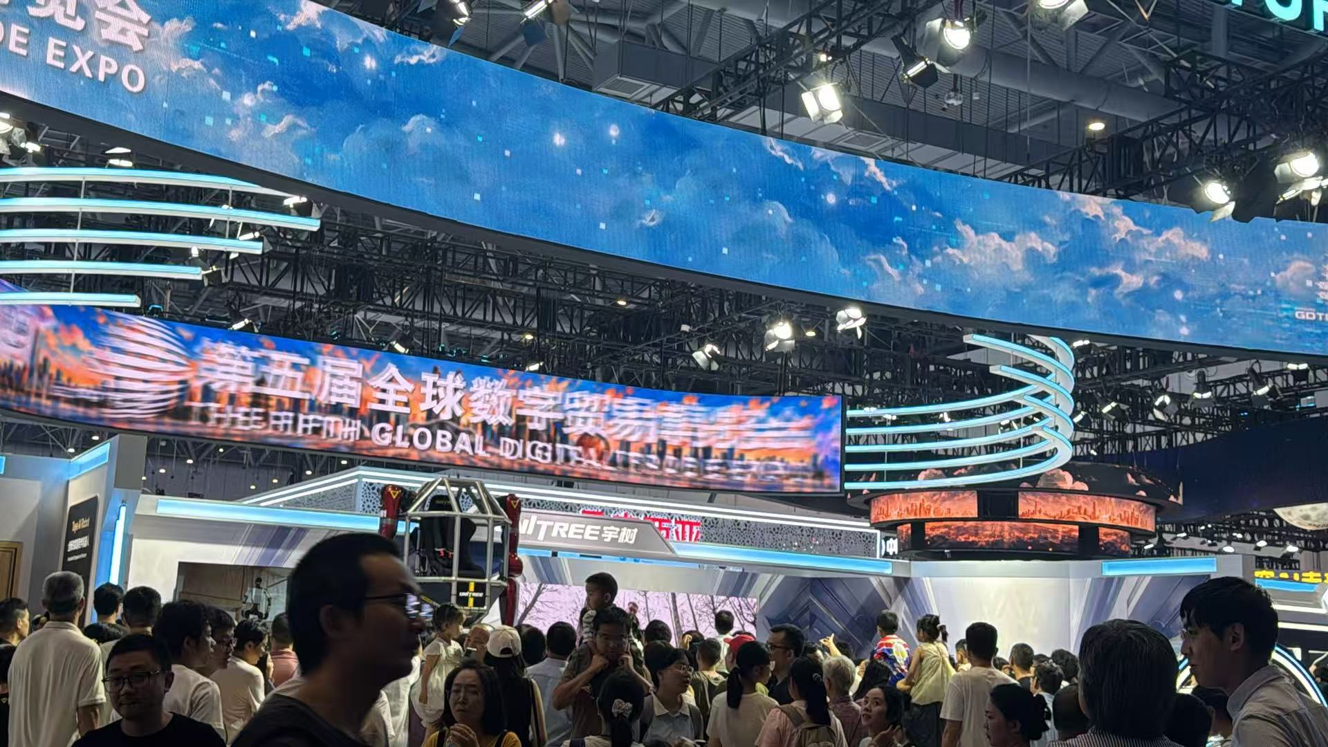 AI“包场”数贸会：王兴兴谈机器人攻克毫米级误差，安全厂商开始“以AI制AI”