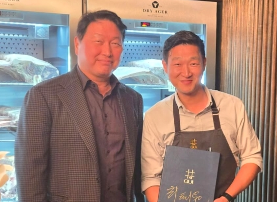 SK集团会长崔泰源纽约牛排店合影流出 外界关注美国投资布局